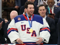 Jeremy Swayman admite que o time masculino de hóquei dos EUA ‘deveria ter reagido de forma diferente’ ao momento polêmico da ligação de Trump