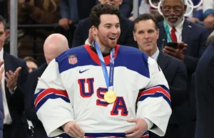 Jeremy Swayman admite que o time masculino de hóquei dos EUA ‘deveria ter reagido de forma diferente’ ao momento polêmico da ligação de Trump