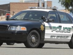 Homem morto no acidente após a polícia identificar a perseguição