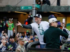 John Snyder foi o presente especial para o 12º homem no desfile do Super Bowl