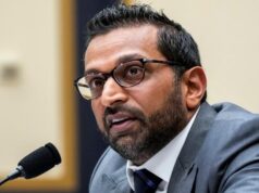 O diretor do Ken FBI, Kash Patel, comemora com o time de hóquei dos EUA após ganhar a medalha de ouro