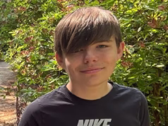 Dois estudantes morreram após serem atropelados por um trem enquanto tentavam salvar um amigo que havia ameaçado cometer suicídio, ouviu um inquérito