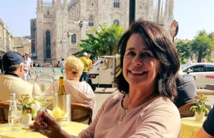 Detetives franceses estão investigando o assassinato brutal de uma expatriada britânica que visitou a África do Sul dias antes de ser morta para entrevistar um time de futebol feminino.