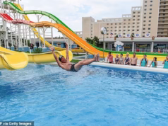 Como é realmente passar férias na Coreia do Norte: o novo resort de praia inspirado em Benidorm é popular entre os turistas – mesmo que você seja seguido por toda parte