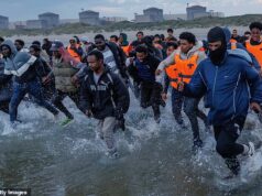 O esquema de pequenos barcos ‘um entra, um sai’ enfrenta novos desafios legais, já que os migrantes do Canal da Mancha afirmam que isso ‘infringe seus direitos sob a Lei da Escravidão Moderna’