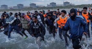 O esquema de pequenos barcos ‘um entra, um sai’ enfrenta novos desafios legais, já que os migrantes do Canal da Mancha afirmam que isso ‘infringe seus direitos sob a Lei da Escravidão Moderna’