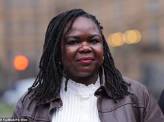 Enfermeira demitida pelo NHS após chamar paciente pedófilo transgênero de ‘Sr.’ retorna ao trabalho no hospital hoje