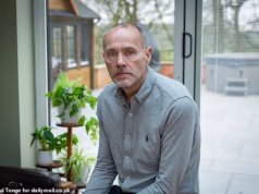 A polícia prendeu cinco suspeitos depois de invadir a casa do empresário, atacando ele e sua esposa e roubando o relógio de £ 1 milhão.