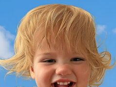 Um segundo homem foi acusado de assassinato depois que uma menina de um ano foi encontrada com ferimentos graves