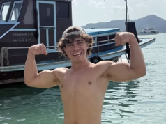 Mãe britânica começa a chorar na cama do filho no hospital e implora por ajuda para levá-lo para casa depois que ele ficou gravemente ferido em um acidente de moto na Tailândia