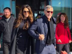 George Clooney, 64, segura a mão de sua glamorosa esposa Amal, 47, quando eles chegam a Milão para a cerimônia de abertura dos Jogos Olímpicos de Inverno