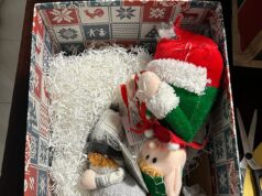 Dois homens foram presos depois de serem encontrados horrivelmente dentro de brinquedos de Natal infantis