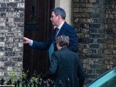 A polícia deve questionar Peter Mandelson sobre suposta má conduta em cargo público após invadir a casa de um ex-colega trabalhista