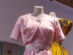 O vestido de Claire Foy na nova exposição de roupas da estrela de The Crown
