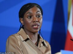 Kimi Badenoch afirma que Keir Starmer sabia do relacionamento de Peter Mandelson com Epstein, mas optou por ignorá-lo