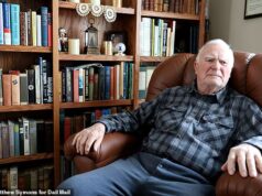 Segredos escondidos em seu porão assombram um pitoresco subúrbio americano. Agora, o piloto acusado de ser nazista abriu suas portas…