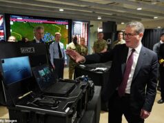 Os Conservadores exigem uma investigação sobre a reunião de Keir Starmer com o gigante tecnológico Palantir – um cliente da empresa de lobby de Peter Mandelson – antes de ganhar um contrato de defesa de 240 milhões de libras.