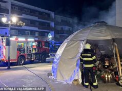 Um memorial às 41 pessoas mortas em um bar suíço. Incêndio de Ano Novo pega fogo – depois que velas são acesas