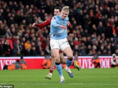 ‘Killjoy’ VAR anula o gol do Man City na caótica final contra o Liverpool após os incidentes de Gary Neville, Dominik Soboszlai e Erling Haaland