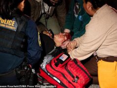 Manifestantes sangrentos colidem com carros durante protestos anti-ICE em Los Angeles