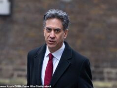 Sede de energia de Ed Miliband ‘alimentada por combustíveis fósseis’