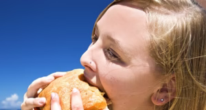 Supere Ed Miliband! Como a Geração Z faz uma tigela de bacon com orelha de porco