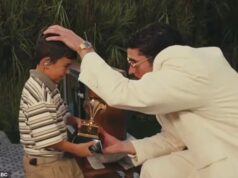 Bad Bunny apresenta Grammy para Young Boy no intervalo do Super Bowl… e os fãs têm certeza de que foi uma escavação no ICE