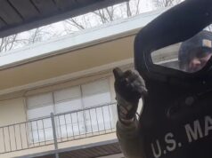 Mulher diz que agente do US Marshals feriu seu animal de estimação durante a prisão do namorado