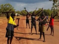 Por dentro da terrível violência que devastou uma cidade do interior – enquanto crianças de apenas oito anos atacam com machados, bestas, espadas e lanças