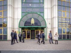 Mais de sessenta crianças da escola pública ‘Eton of the East End’, no bairro mais pobre de Londres, recebem ofertas da Oxbridge