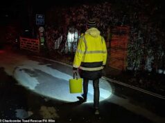 O município fechou a estrada durante seis semanas para permitir que sapos, rãs e tritões atravessassem para os seus criadouros naturais.