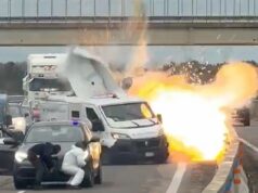 Ladrões fortemente armados bloquearam rodovias italianas e explodiram vans blindadas antes de um tiroteio com a polícia e perseguições de carros.