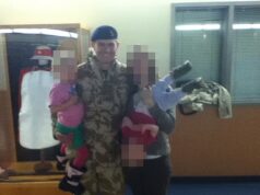 Soldado chora ao elogiar a esposa ‘heróica’ por revidar com uma faca que tentou ‘cortar minha cabeça como Lee Rigby’