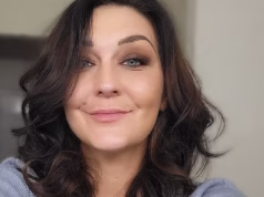 Uma mulher de 47 anos foi morta a facadas dentro de sua casa de US$ 900 mil.