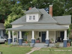 Mulher é atacada por seu próprio cachorro de estimação depois de tropeçar e cair em sua casa pré-fabricada