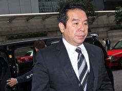 O ex-proprietário de um clube de futebol da Premier League foi humilhado seguidamente com vizinhos mega-ricos depois de deixar sua empregada filipina morar em sua mansão de £ 7 milhões por duas décadas – e ele aumentou sua família e amigos para onze anos.