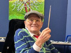 David Hockney presta homenagem aos seus cuidadores em sua última pintura… O Homem que Faz Seus Óculos