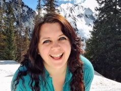 Os caminhantes foram aclamados como heróis depois de seguirem um rastro de sangue e tropeçarem em uma mulher gravemente ferida à beira da morte.