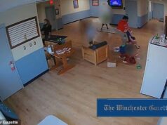 Vídeo horrível mostra uma trabalhadora mental com um suéter de Natal arrastando um menino para o chão e arrancando sua camiseta