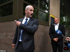 Cenas caóticas como o neonazista Thomas Sewell chamado de ‘racista’ por questionadores furiosos fora do tribunal