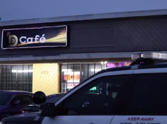 Polícia invade ‘café de biquíni’ na Califórnia depois que clientes seminus são presos por nudez pública