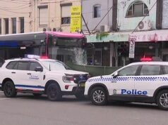 Pedestre morre após ser atropelado por ônibus em estrada movimentada de Sydney