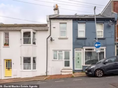 Uma casa super estreita em comparação com um corredor chega ao mercado por vários milhares de libras