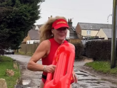 Baywatch cria vídeo paródia em câmera lenta na tentativa de envergonhar o conselho local e fazê-lo consertar buracos