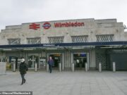 Uma sinalizadora de trem ganhou mais £ 36.000 depois que colegas sexistas do sexo masculino assistiram pornografia na frente dela, perguntaram-lhe sobre sexo oral e empurraram-na deliberadamente.