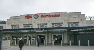 Uma sinalizadora de trem ganhou mais £ 36.000 depois que colegas sexistas do sexo masculino assistiram pornografia na frente dela, perguntaram-lhe sobre sexo oral e empurraram-na deliberadamente.