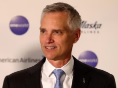 O CEO da falida American Airlines foi criticado por sua própria equipe por uma série de desastres que fizeram os lucros despencarem e os cancelamentos abundarem.