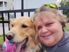 Compradora do Walmart diz que foi perseguida na loja por funcionários porque seu golden retriever de serviço estava sem coleira