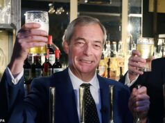 Os conservadores acusam a reforma de ‘números de fantasia’ enquanto surge a disputa sobre a promessa de Farage de salvar os pubs britânicos
