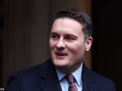 Starmer ‘muito fraco’ para demitir Wes Streeting por causa da mensagem de Mandelson depois que um texto privado assinado com um beijo vazou